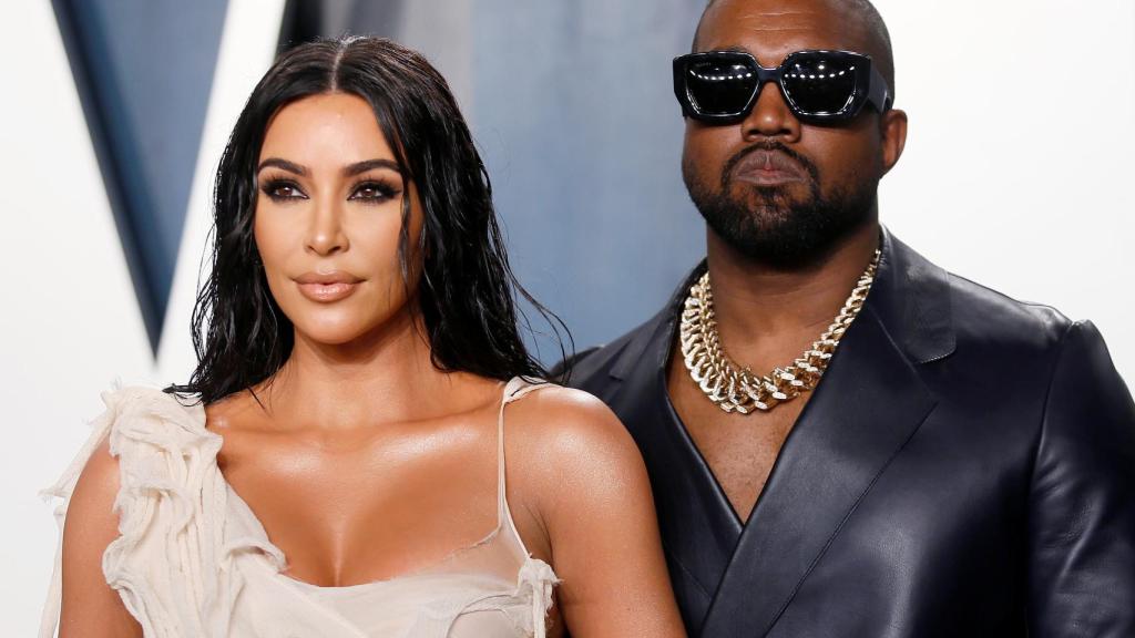 Kim Kardashian y Kanye West en la alfombra roja de la fiesta de los Oscar de Vanity Fair de febrero de este año.