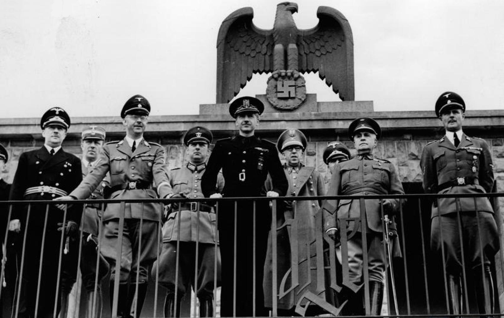 Serrano Suñer y Himmler, junto a otros oficiales en la sede de la división 'Adolf Hitler' (1940).