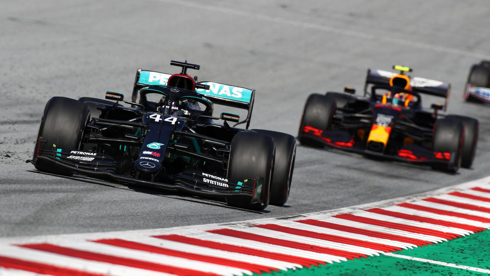 Lewis Hamilton delante de Alexander Albon en el Gran Premio de Austria