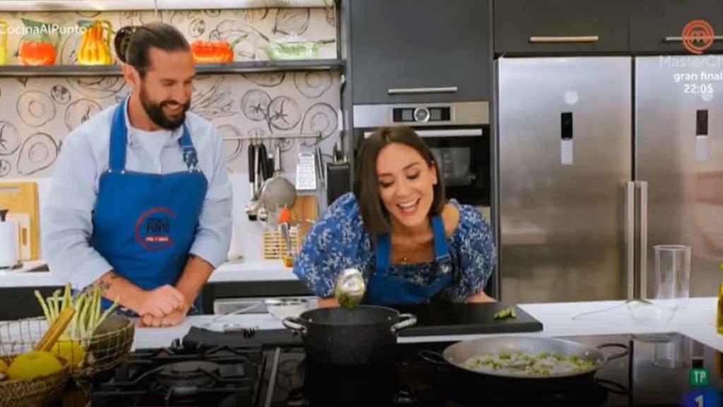 Tamara Falcó junto al chef Javier Peña.