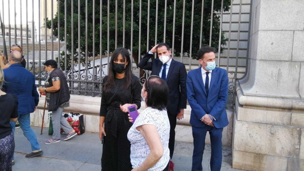 Begoña Villacís, Ignacio Aguado y Edmundo Bal, a su llegada a la Catedral de la Almudena.