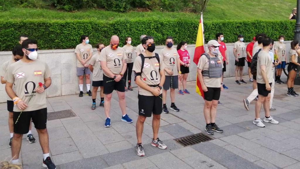 La asociación Resiste España ha hecho acto de presencia en las afueras de la Almudena.