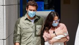 Albert Rivera y Malú a la salida del hospital junto con su hija Lucía.