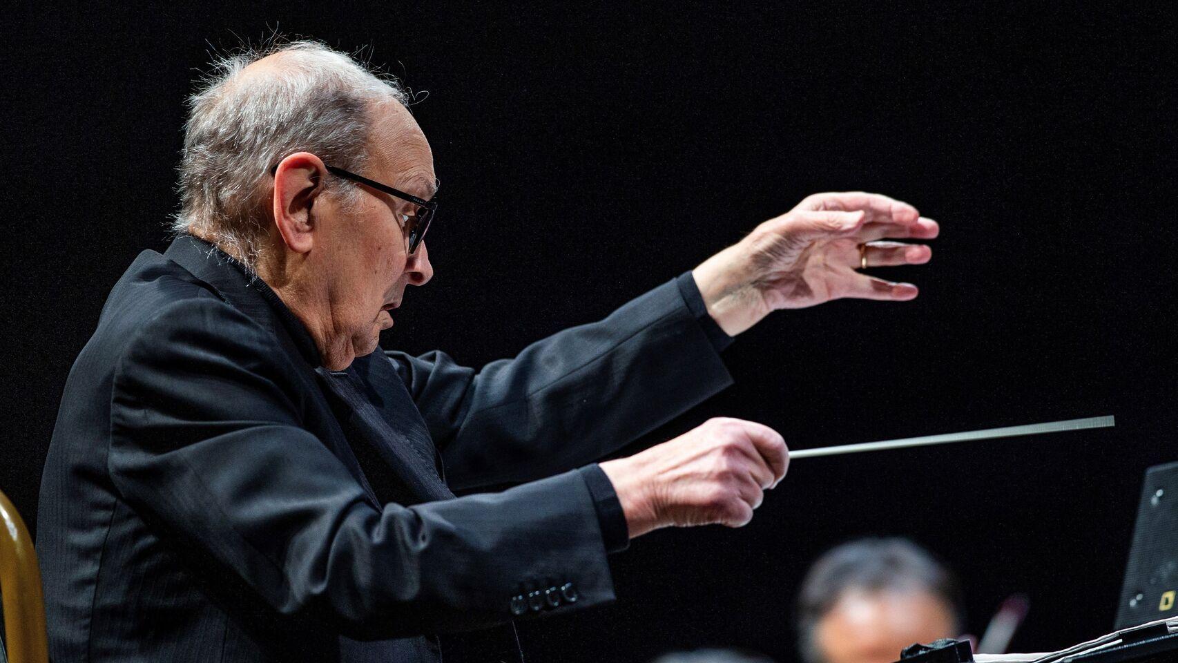 Ennio Morricone, dirigiendo durante una actuación