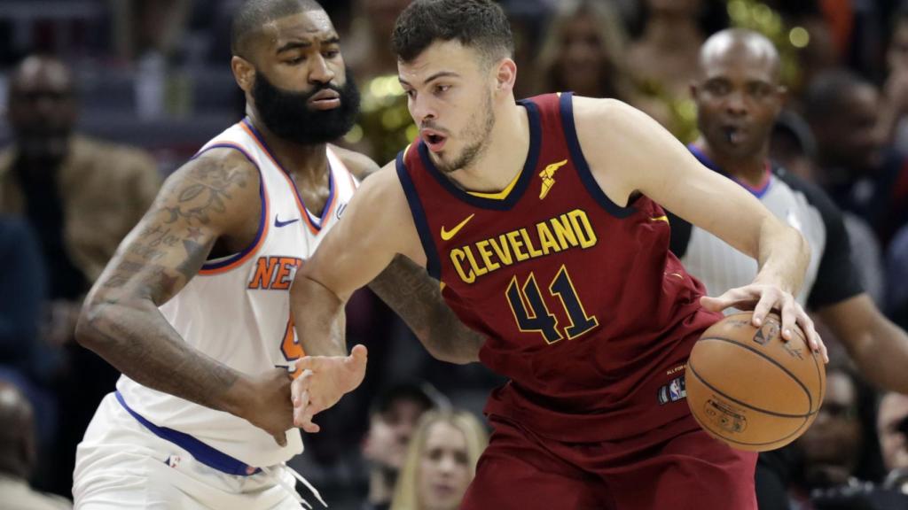 Ante Zizic (Derecha), durante un partido de la NBA con los Cleveland Cavaliers