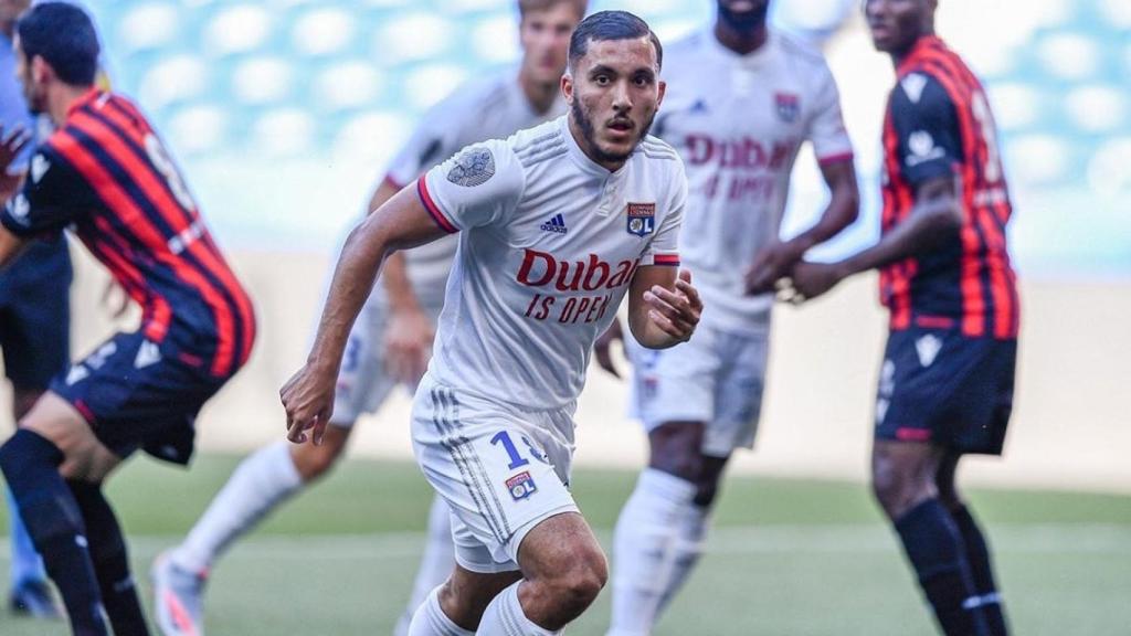 Rayan Cherki en un partido con el Olympique de Lyon