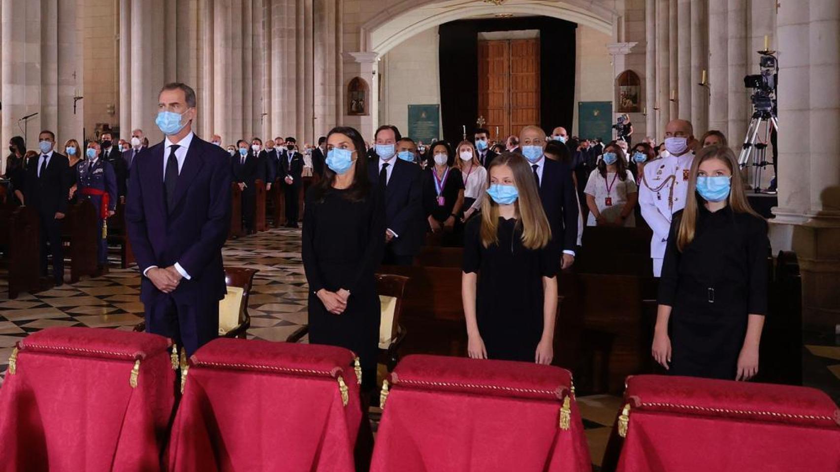 El Rey Felipe VI, la Reina Letizia, la princesa Leonor y la infanta Sofía, en la Santa Misa celebrada en recuerdo de todas las víctimas del COVID-19 en la Catedral de la Almudena.