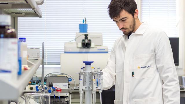 Un técnico del laboratorio de Aimplas.