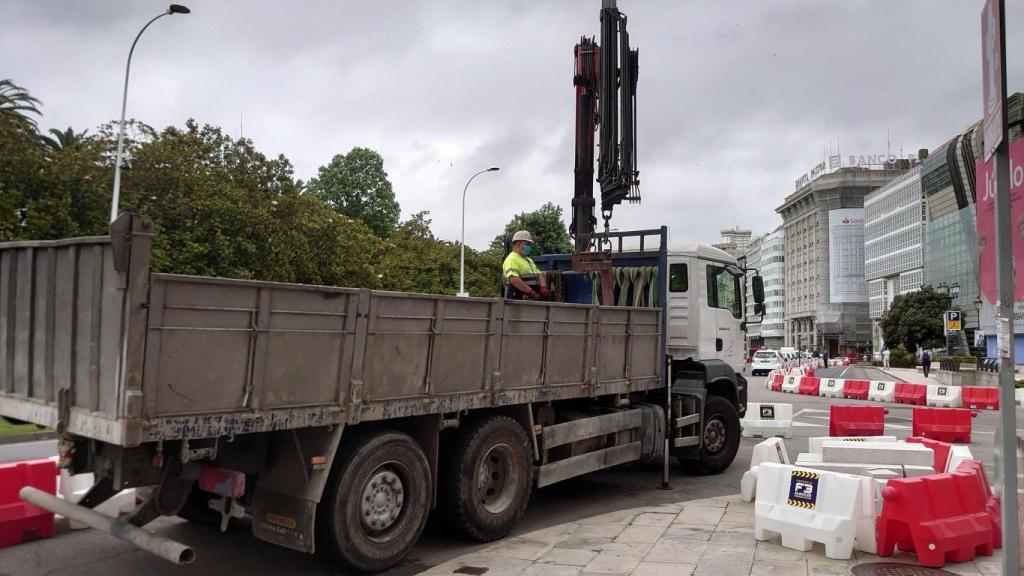 Operarios trabajando esta mañana en la zona de los Cantones