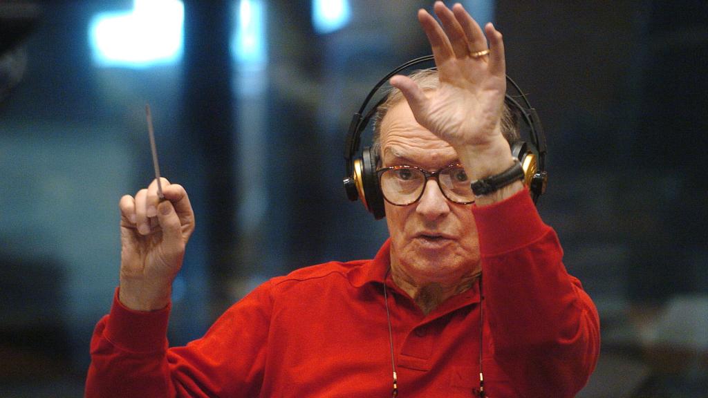 Ennio Morricone con su batuta.