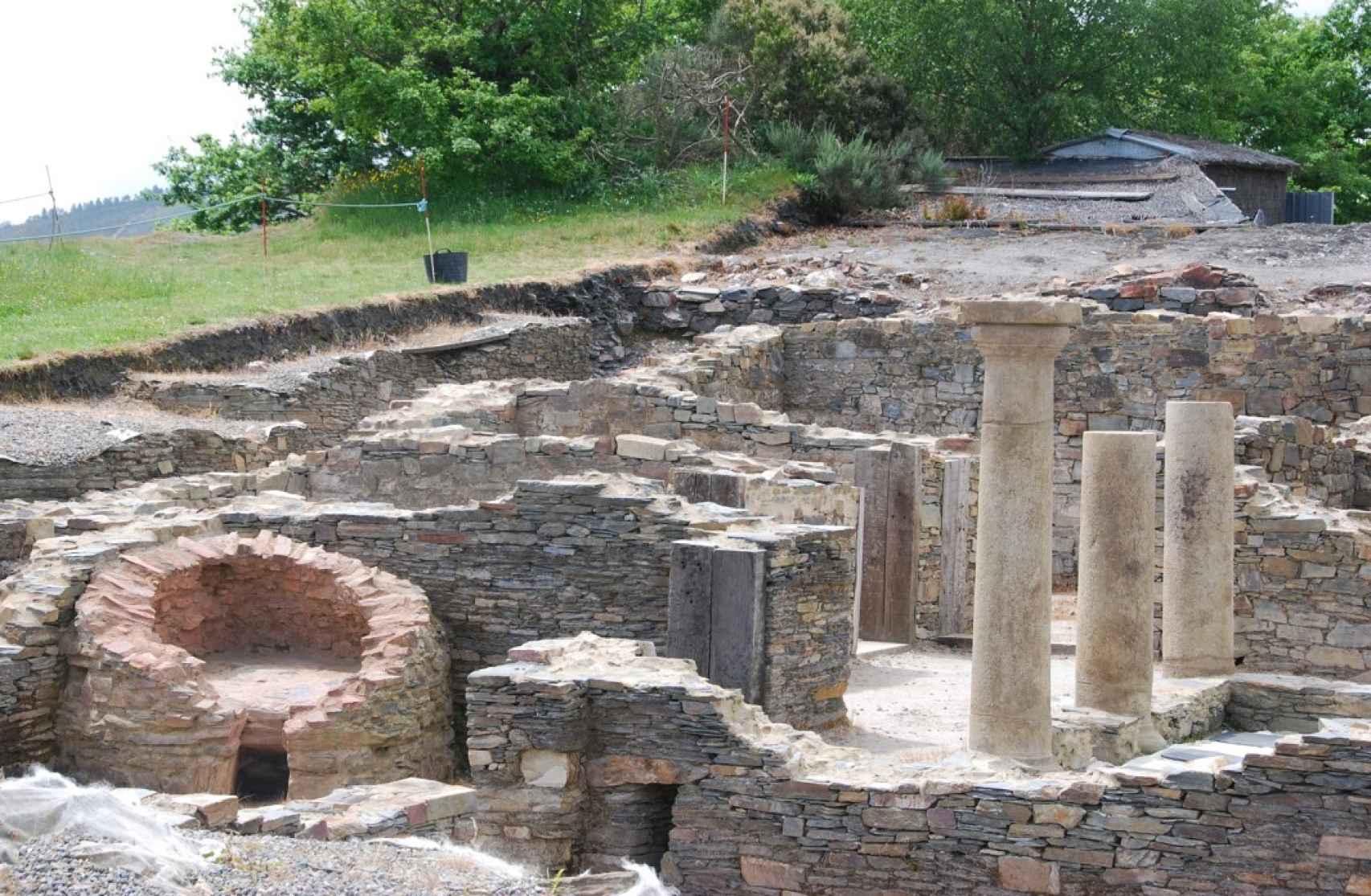 Columnas romanas y otras estructuras del castro de Chao Samartín.