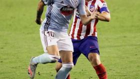 Iago Aspas ante Koke Resurrección, en el Celta de Vigo - Atlético de Madrid de la jornada 35 de La Liga