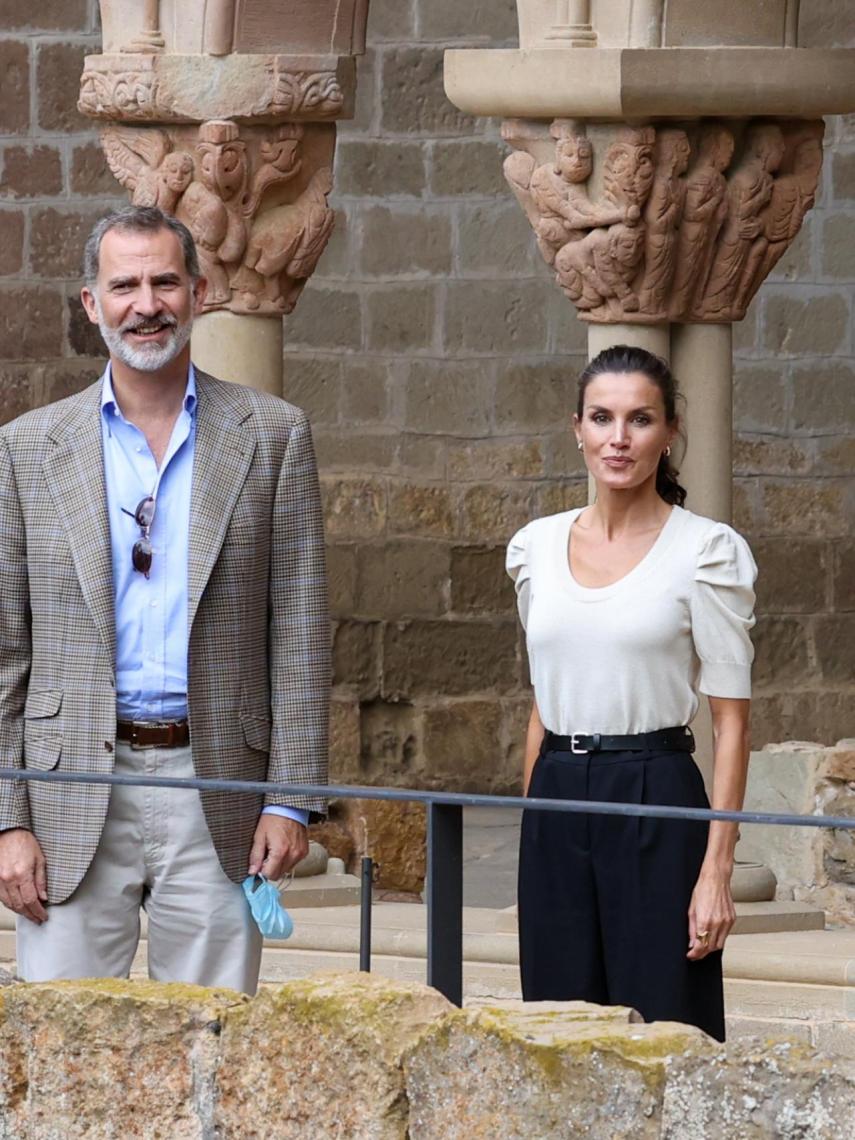 La Reina no se despega de la coleta durante su gira española.