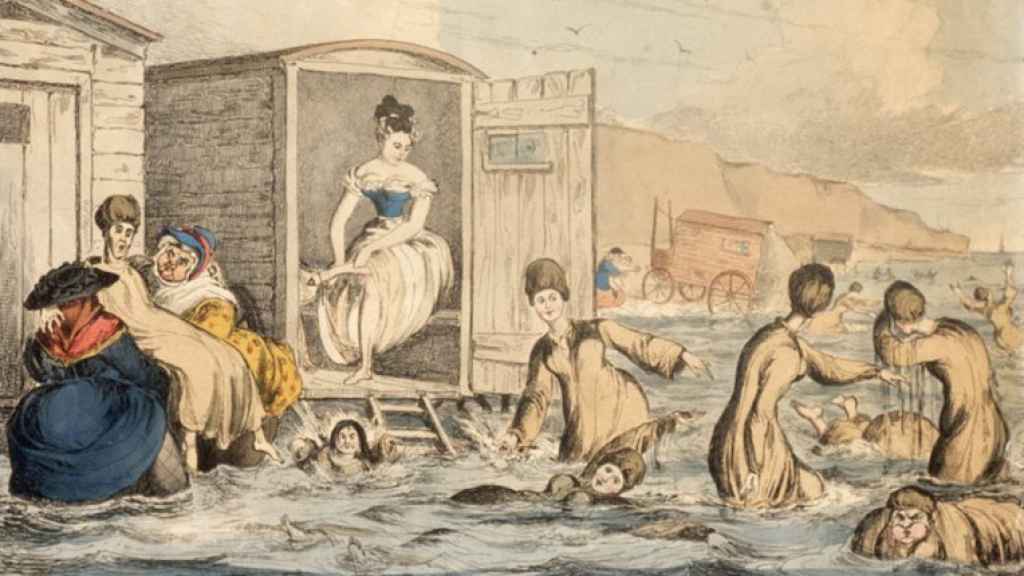 Ilustración de unas mujeres bañándose en el siglo XIX que muestra los carros con los que accedían a la playa.