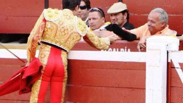 Gonzalo Santonja recibe la montera de un torero