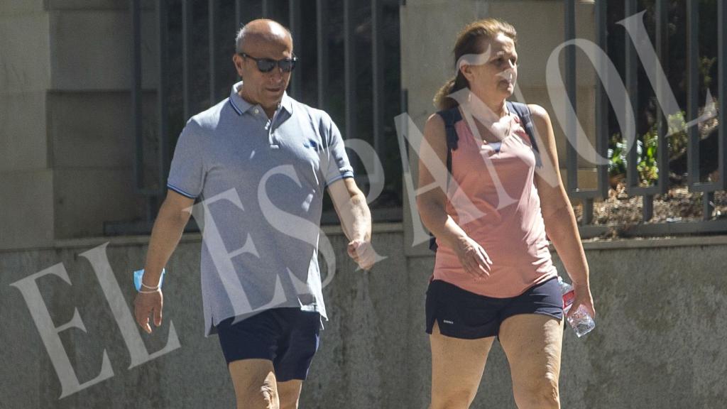 José Ignacio Wert y Montserrat Gomendio por las calles de Madrid.