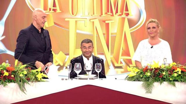 Jorge Javier Vázquez junto a Kiko Matamoros y Lydia Lozano en 'La última cena'.