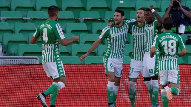 Los jugadores del Betis celebran el gol de Guido Rodríguez ante Osasuna