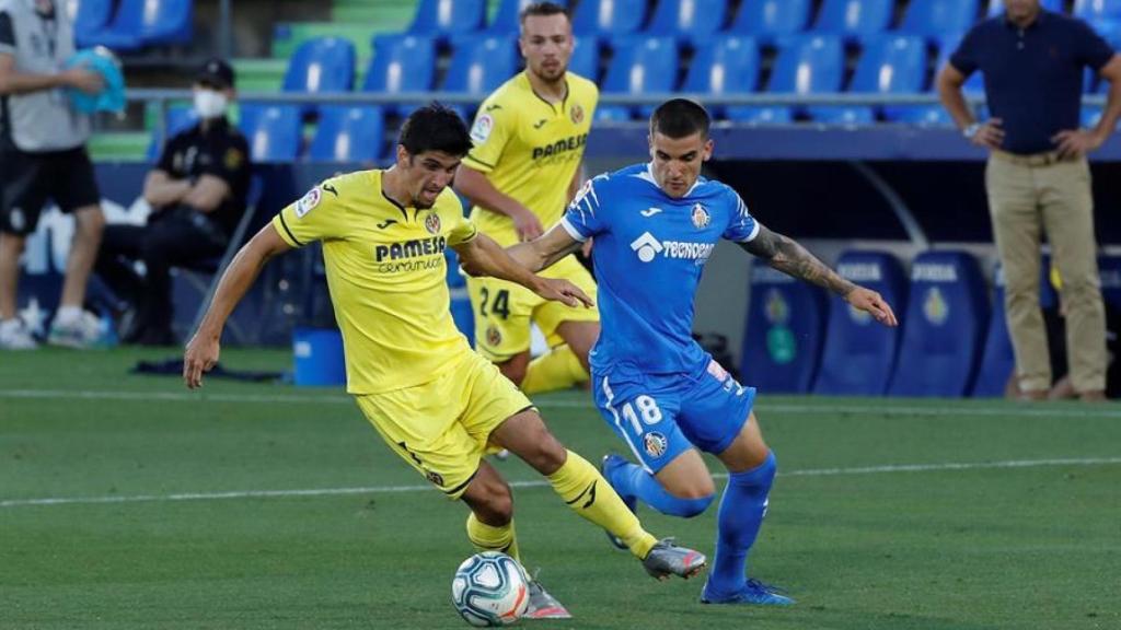 Gerard Moreno ante Arambarri, en el Getafe - Villarreal de la jornada 35 de La Liga