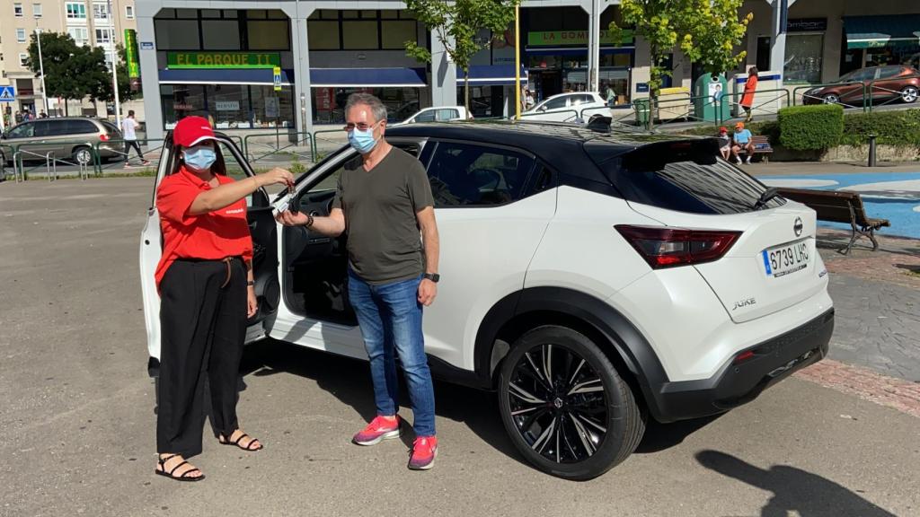 El cliente de Nissan recogiendo las llaves de su nuevo coche.