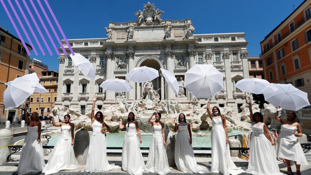 Varias de las novias que organizaron la protesta en Roma.