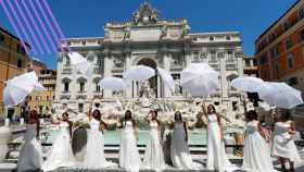 Varias de las novias que organizaron la protesta en Roma.