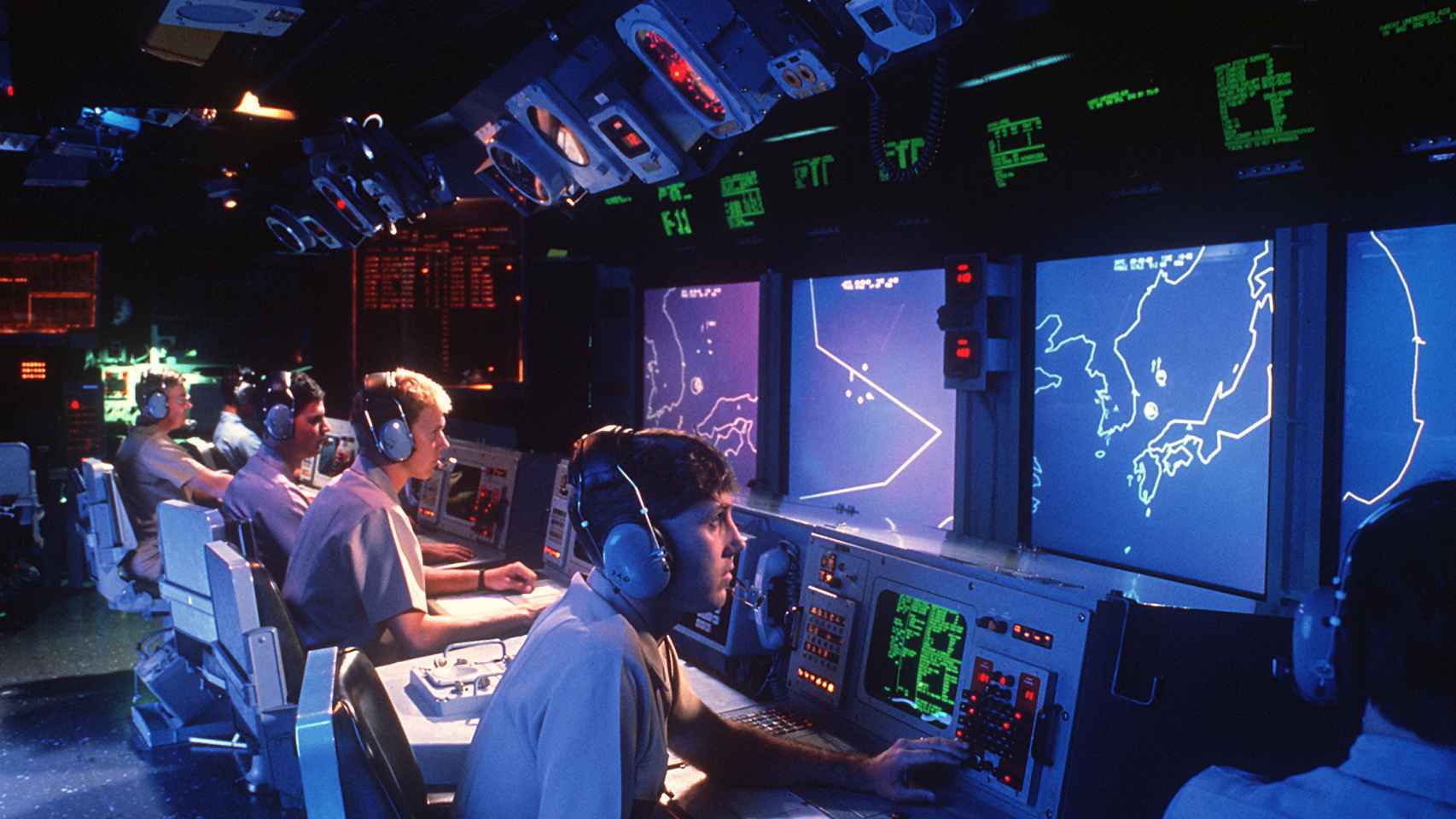 Operadores radar dentro del buque  USS Vincennes, participante en el escudo antimisiles