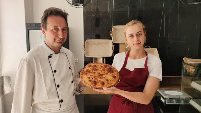 Laura y Enrique Rivera con una de sus empanadas.