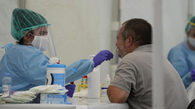 Un sanitario realiza una prueba PCR a un sospechoso de Covid-19.