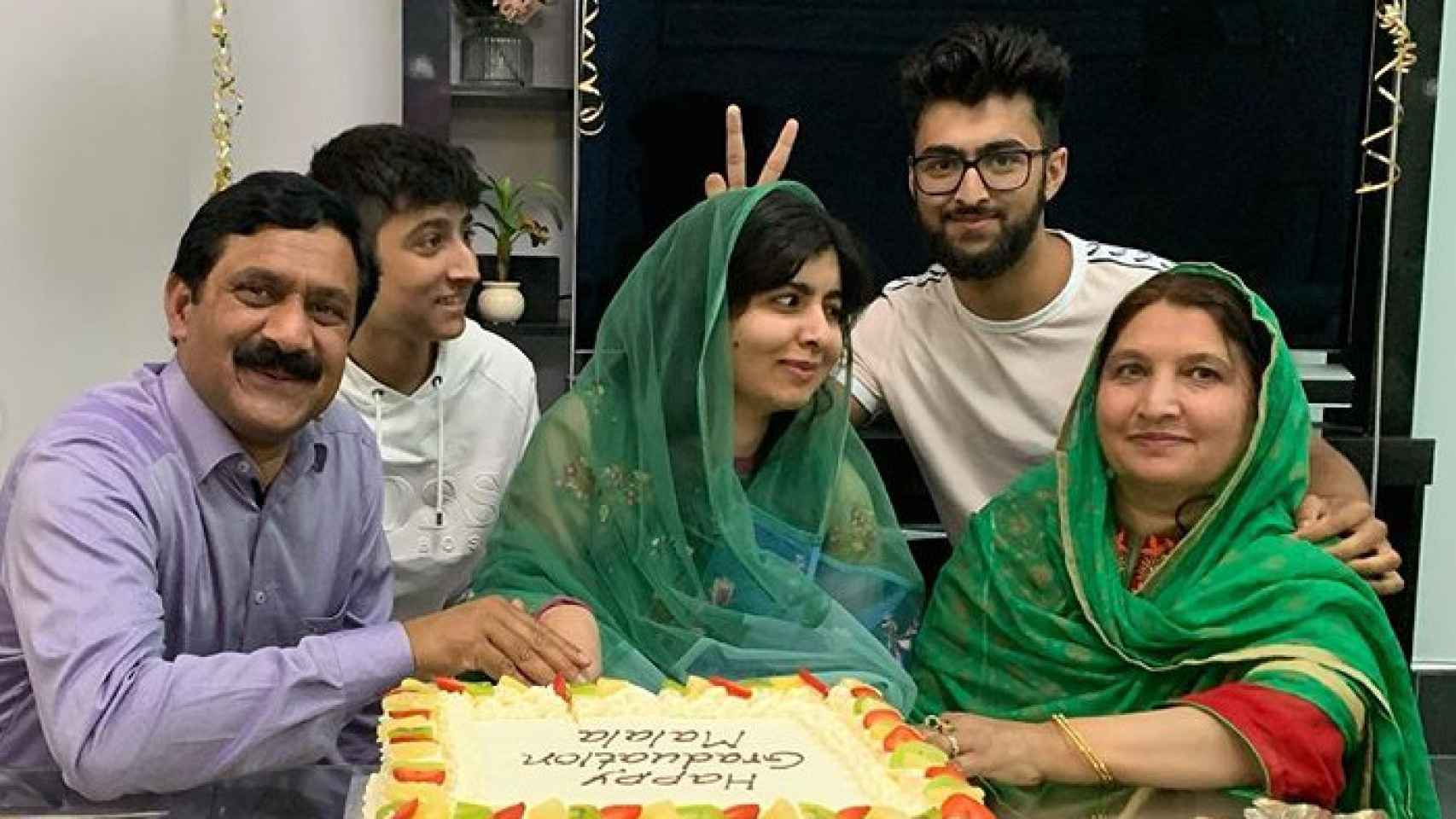 Malala celebrando la graduación junto a su familia.