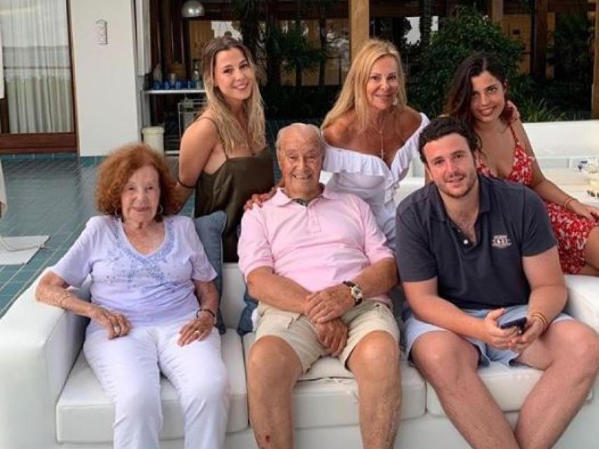 Álex junto a su abuelos, sus primas y su madre en el verano de 2019.