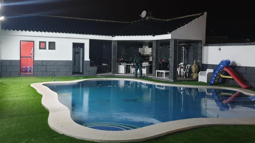 Piscina de la mansión de Gareth Mauro en 'Villa narco', durante el operativo desplegado por la Guardia Civil a finales de junio de este año.