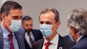 El presidente del Gobierno, Pedro Sánchez, y el ministro de Ciencia e Innovación, Pedro Duque. EFE