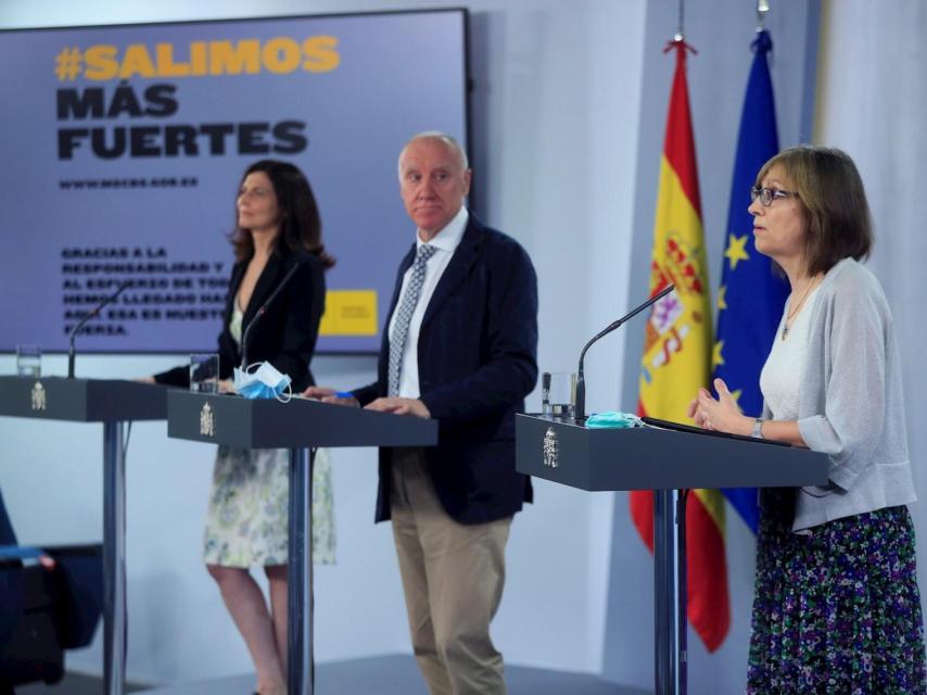 El secretario general del Ministerio de Sanidad, Faustino Blanco (c), la directora del Centro Nacional de Epidemiología, Marina Pollán (d) y la directora del Instituto de Salud Carlos III, Raquel Yotti (i). EFE/ Fernando Alvarado