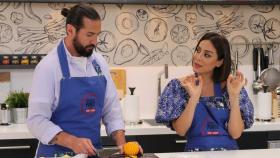 El chef Javier Peña junto a Tamara Falcó durante 'Cocina al punto'.