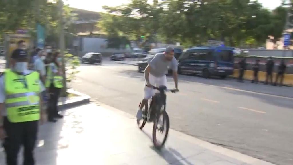 Gerard Piqué y su bicicleta a la llegada al Camp Nou