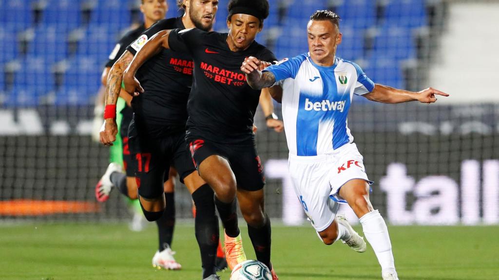 Jules Kounde y Roque Mesa, durante el Leganés - Sevilla de La Liga