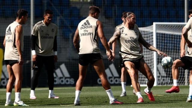 Sergio Ramos, rodeado de compañeros durante un entrenamiento