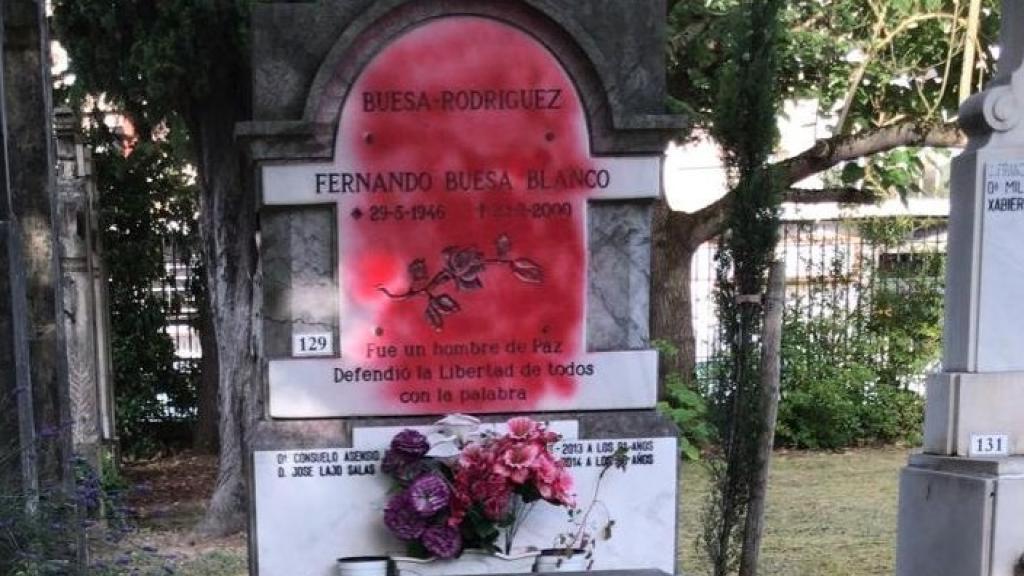 Tiran pintura sobre la tumba de Fernando Buesa, exconcejal socialista asesinado por ETA.