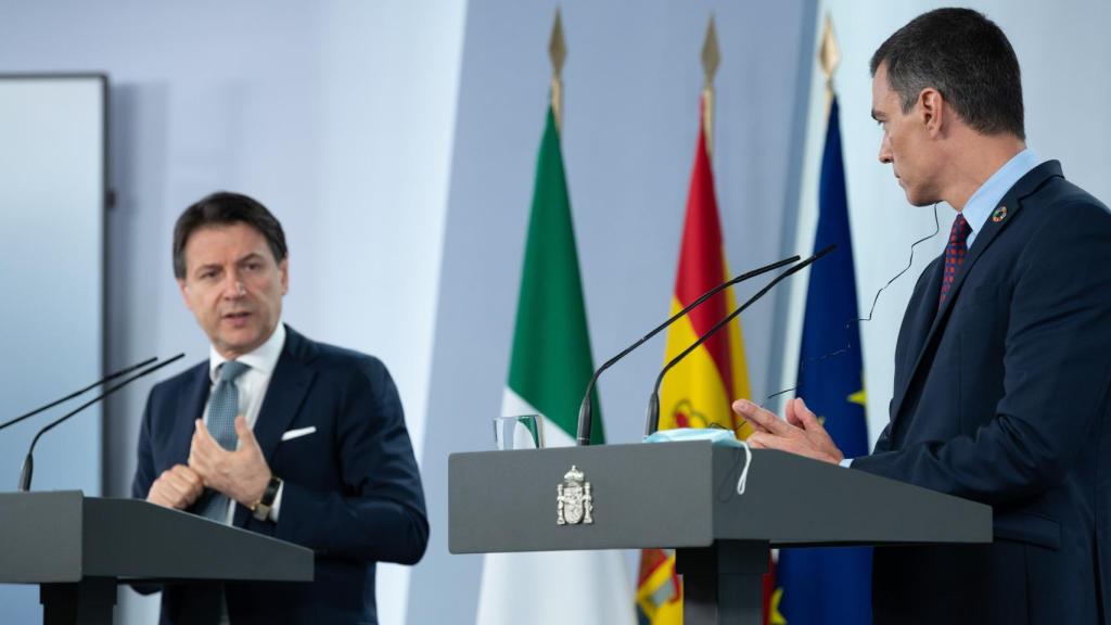 Giusepe Conte y Pedro Sánchez, en la sala de prensa de Moncloa.