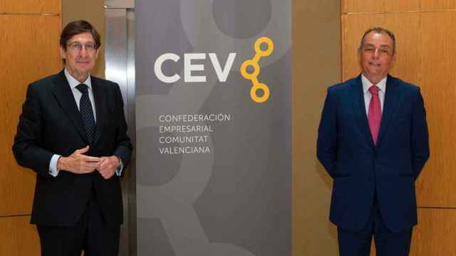José Ignacio Goirigolzarri, presidente de Bankia, junto a el presidente de la Confederación Empresarial de la Comunitat Valenciana (CEV), Salvador Navarro.