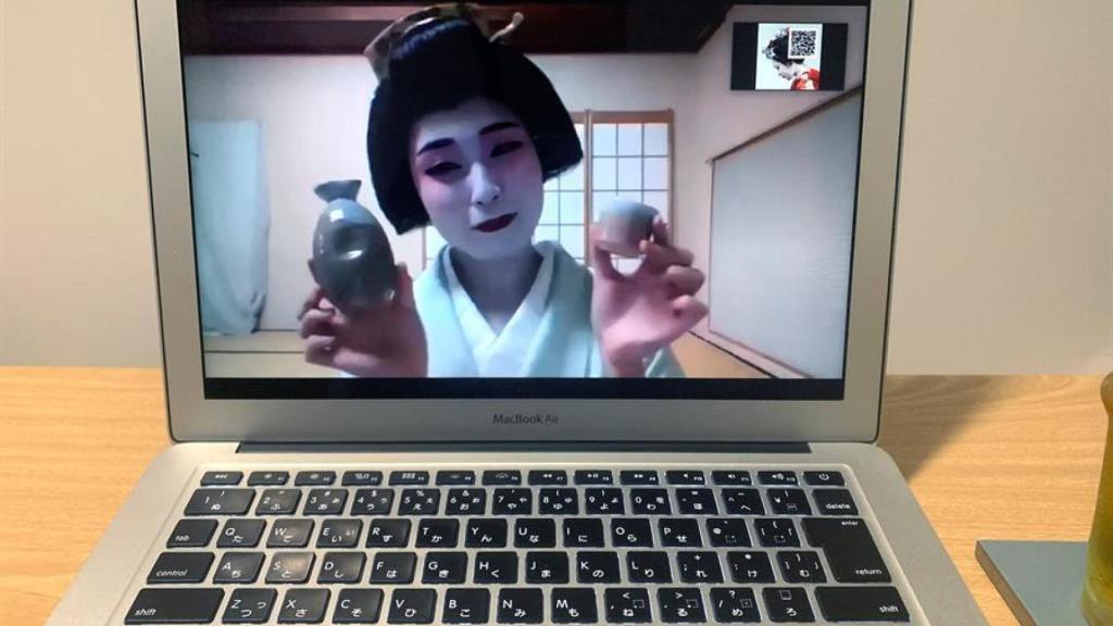 Una geisha ofrece un espectáculo a un grupo de personas por videoconferencia en Tokio.