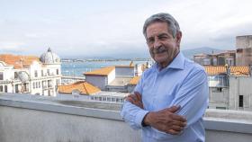 Revilla, presidente de Cantabria, en el balcón de su despacho, con vistas a la bahía de Santander.