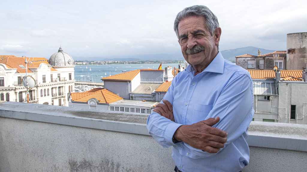 Revilla, presidente de Cantabria, en el balcón de su despacho, con vistas a la bahía de Santander.