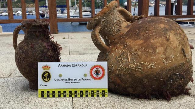 Buceadores hallan junto a un galeón en Ribadeo un ánfora griega del siglo VI a. C.