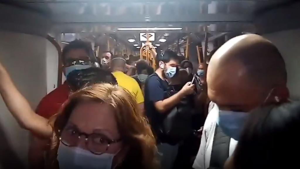 El peligro de un rebrote viaja en Metro: las impactantes imágenes de un vagón parado y lleno