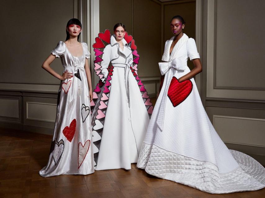 Varias modelos lucen creaciones de la firma Viktor&Rolf que se han visto en la Semana de la Alta Costura de París.
