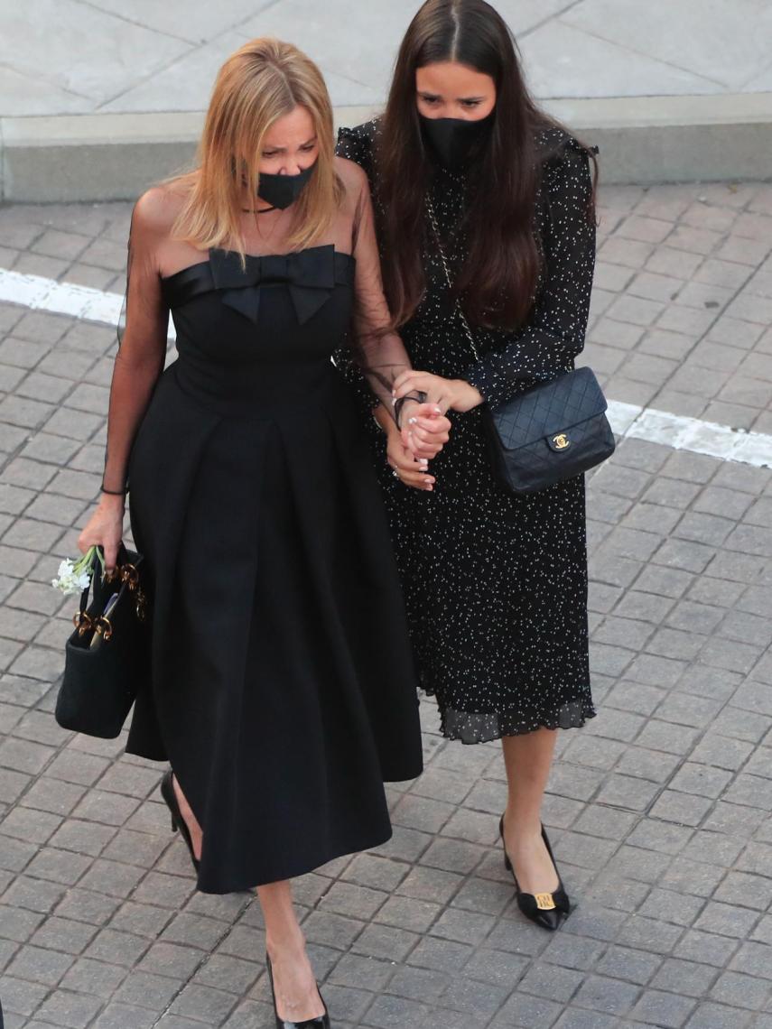 Ana Obregón y Carolina Monje, muy unidas en el funeral de Álex Lequio.