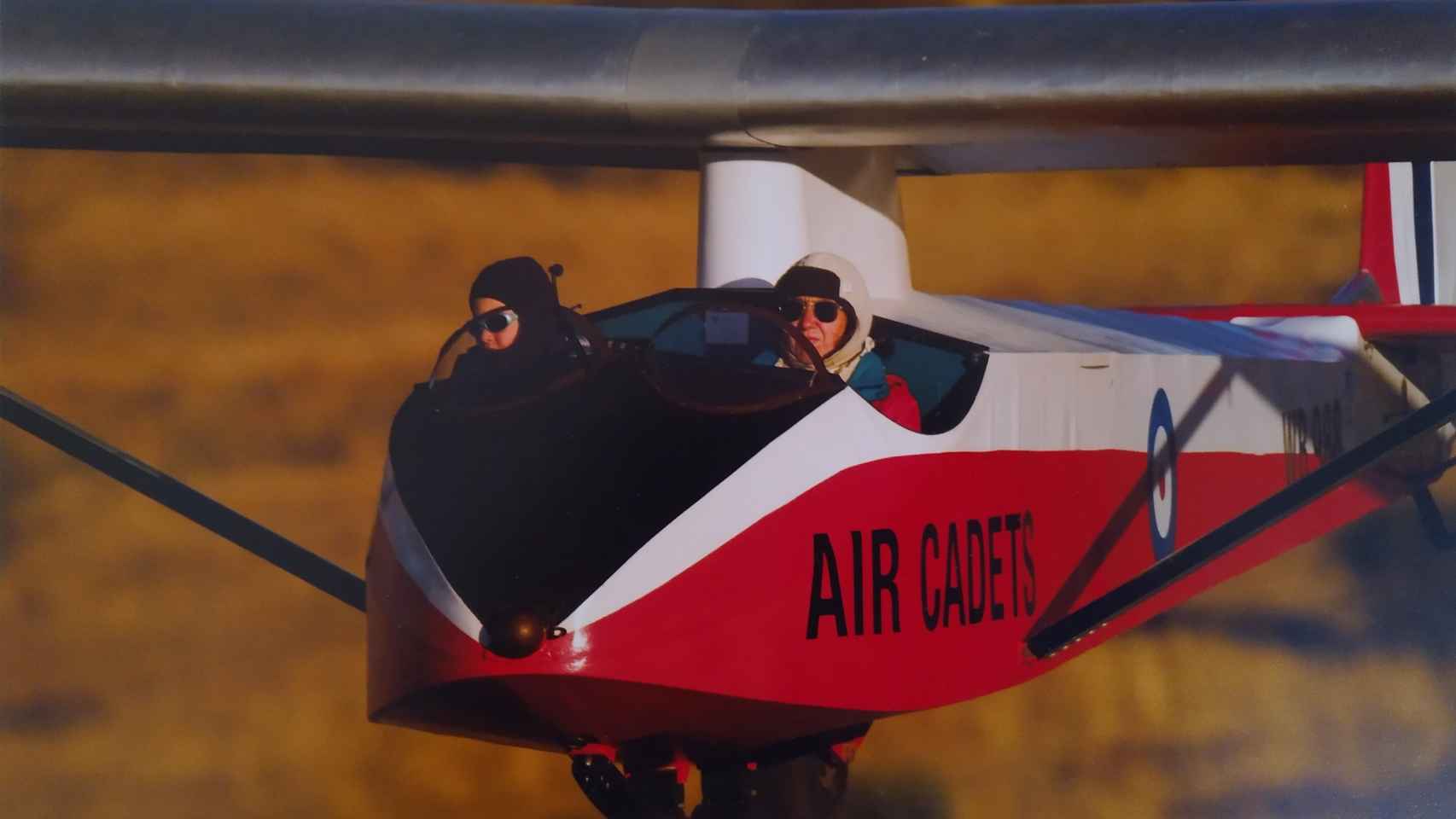 Encarna Novillo, volando con su hija, en el avión que restauró.