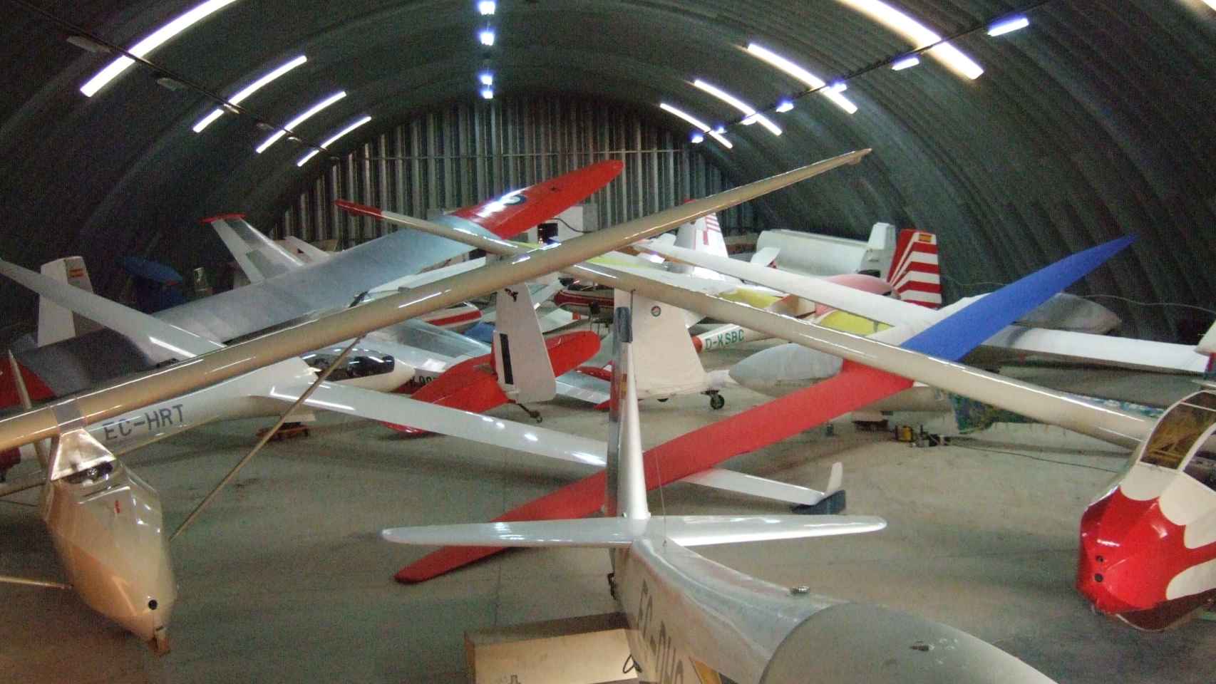 Planeadores en el hangar del Club Loreto.
